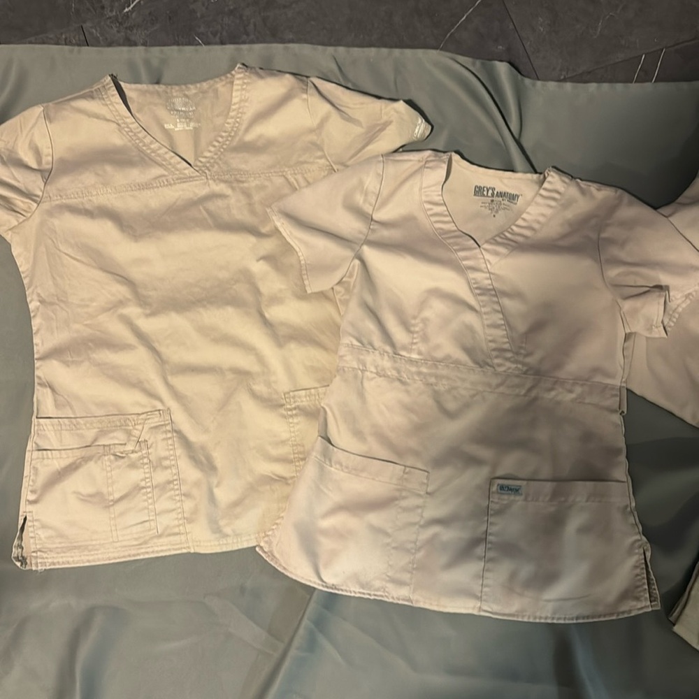 Scrub tops Grey’s anatomy & Cherokee Tan